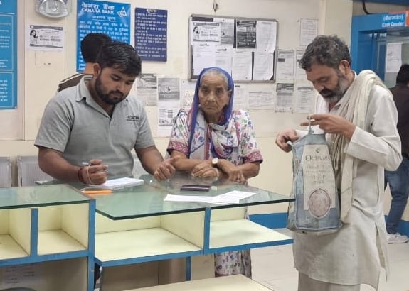 फोटो-85: बहादुरगढ़ के कैनरा बैंक में अपने काम के लिए आए लोग। संवाद फोटो-85: बहादुरगढ़ के कैनरा बैंक में अपने काम के लिए आए लोग। संवाद