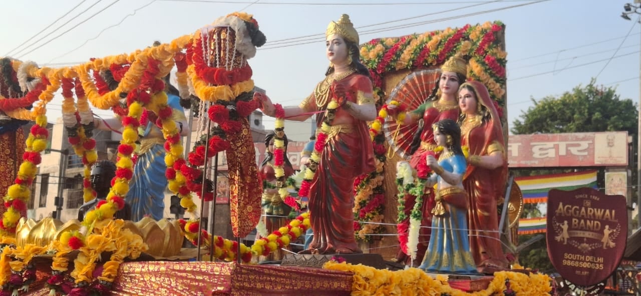 फोटो-92: भगवान महावीर के रथ को खींचते हुए अति विशिष्ट अतिथि एसडीएम अभिनव सिवाच व अन्य अतिथि, जै फोटो-92: भगवान महावीर के रथ को खींचते हुए अति विशिष्ट अतिथि एसडीएम अभिनव सिवाच व अन्य अतिथि, जै