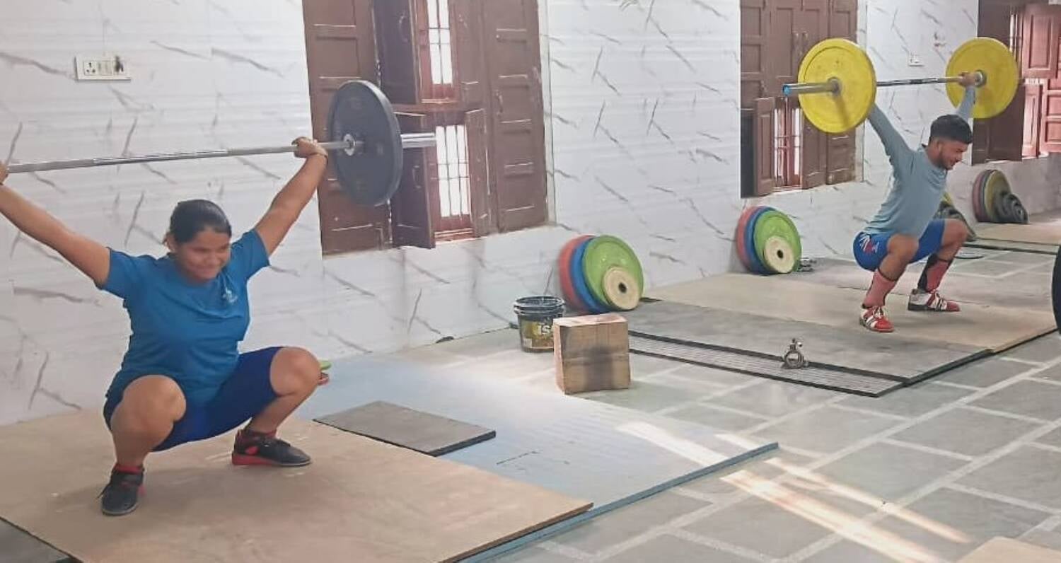 फोटो - सोनीपत के गांव खानपुर खुर्द स्थित वेटलिफ्टिंग नर्सरी में अभ्यास करते हुए खिलाड़ी। स्रोत फोटो - सोनीपत के गांव खानपुर खुर्द स्थित वेटलिफ्टिंग नर्सरी में अभ्यास करते हुए खिलाड़ी। स्रोत