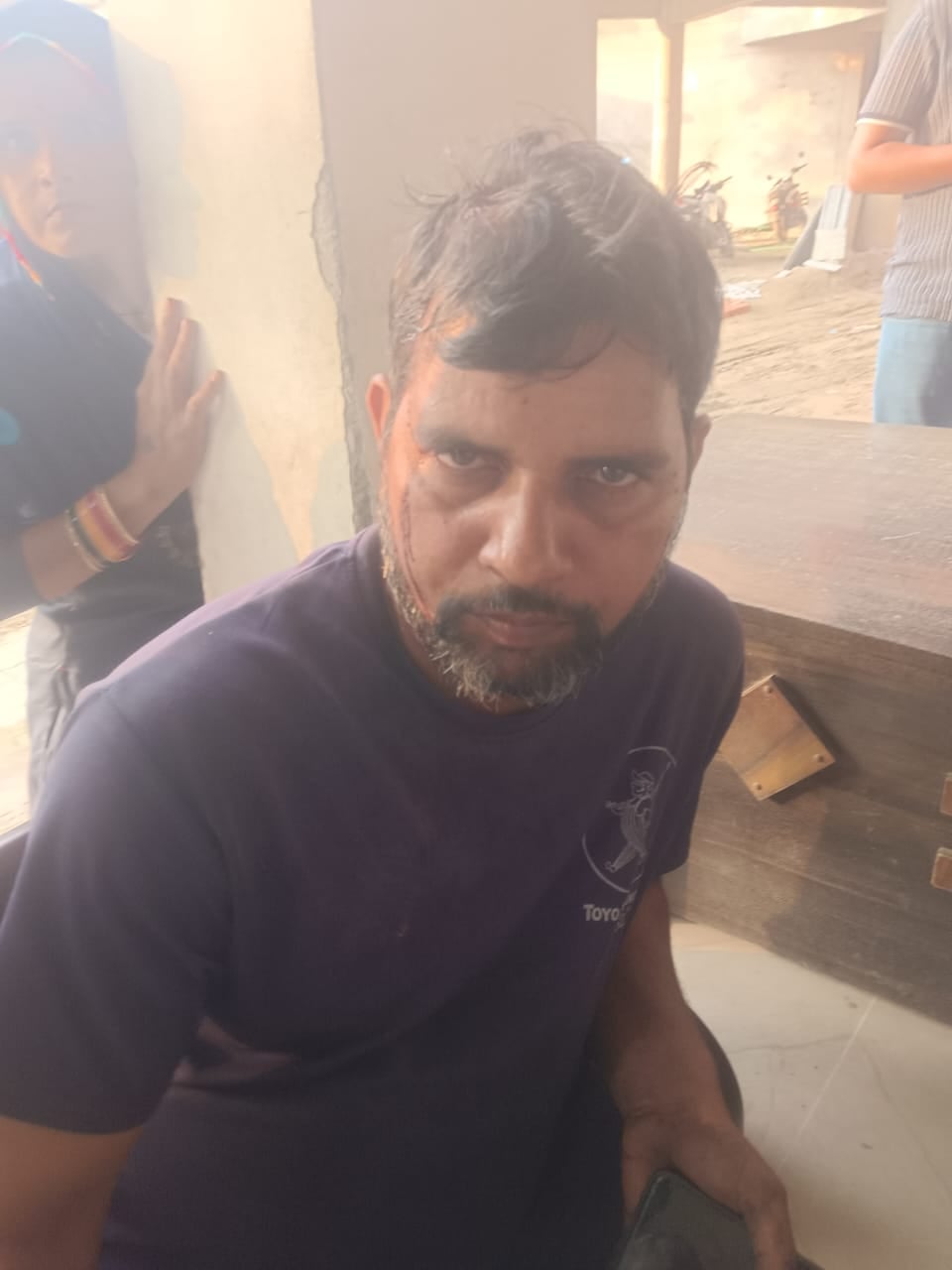 फतेहाबाद फोटो।मारपीट में घायल दंपती व पुत्र फतेहाबाद फोटो।मारपीट में घायल दंपती व पुत्र