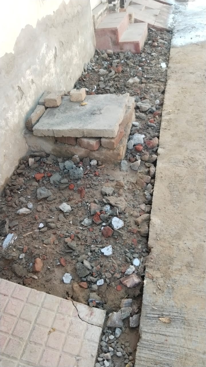 फतेहाबाद। गली में मिट्टी व पुराना मलबा डालकर किया गया निर्माण। संवाद