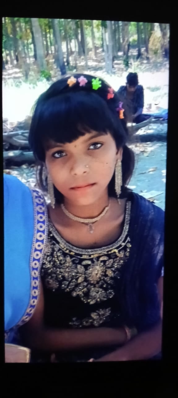 गुड़िया व इंद्रावती की फाइल फोटो और मामले की जानकारी लेती पुलिस। संवाद