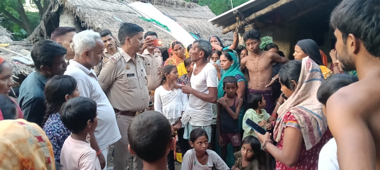 गुड़िया व इंद्रावती की फाइल फोटो और मामले की जानकारी लेती पुलिस। संवाद