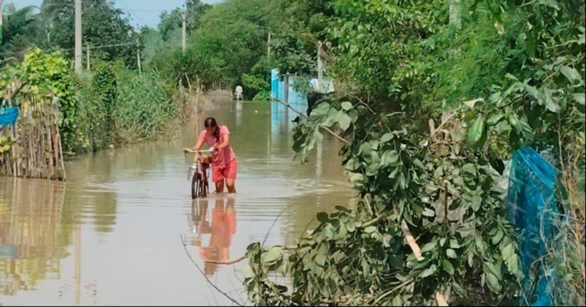 गोंडा में बाढ़ के हालात व जायजा लेते अधिकारी। संवाद गोंडा में बाढ़ के हालात व जायजा लेते अधिकारी। संवाद