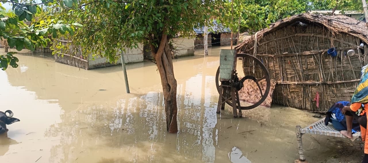 गोंडा में बाढ़ के हालात व जायजा लेते अधिकारी। संवाद गोंडा में बाढ़ के हालात व जायजा लेते अधिकारी। संवाद