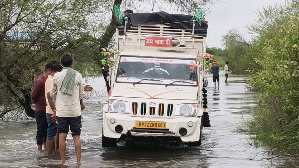गोमती नदी का बढ़ा पानी। गोमती नदी का बढ़ा पानी।