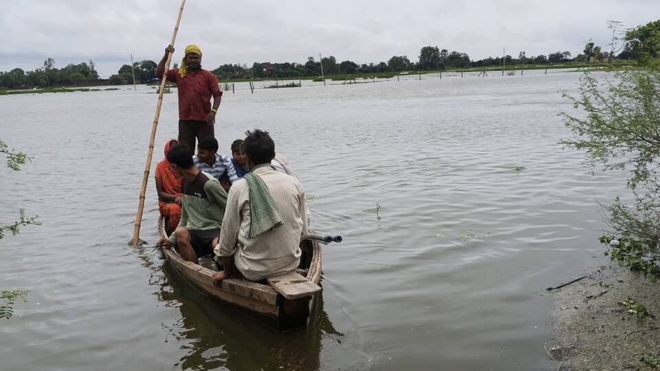 गोमती नदी का बढ़ा पानी। गोमती नदी का बढ़ा पानी।