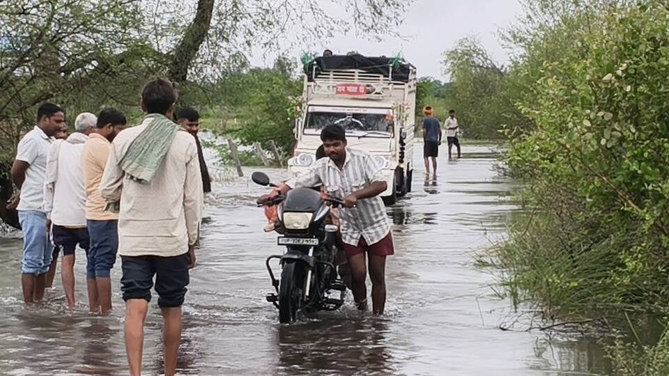 गोमती नदी का बढ़ा पानी। गोमती नदी का बढ़ा पानी।