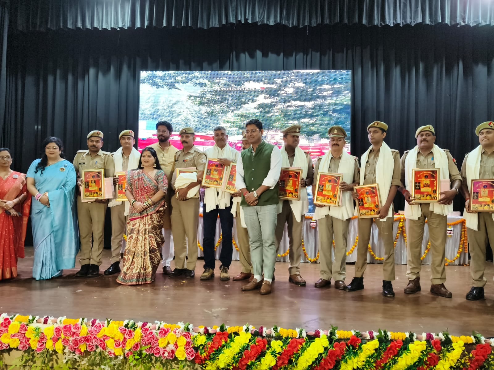 गोमतीनगर के उर्दू अकादमी में आयोजित दुर्गा स्वरूपा सम्मान समारोह में मंच पर मौजूद मंत्री दयाशंक गोमतीनगर के उर्दू अकादमी में आयोजित दुर्गा स्वरूपा सम्मान समारोह में मंच पर मौजूद मंत्री दयाशंक