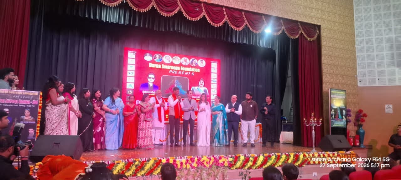 गोमतीनगर के उर्दू अकादमी में आयोजित दुर्गा स्वरूपा सम्मान समारोह में मंच पर मौजूद मंत्री दयाशंक गोमतीनगर के उर्दू अकादमी में आयोजित दुर्गा स्वरूपा सम्मान समारोह में मंच पर मौजूद मंत्री दयाशंक