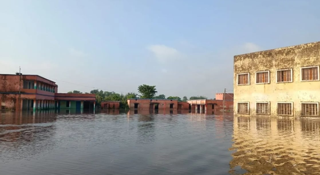 गोपालगंज के 4 प्रखंडों के तीन दर्जन गांवों में घुसा पानी, पलायन करने को मजबूर हुए लोग गोपालगंज के 4 प्रखंडों के तीन दर्जन गांवों में घुसा पानी, पलायन करने को मजबूर हुए लोग
