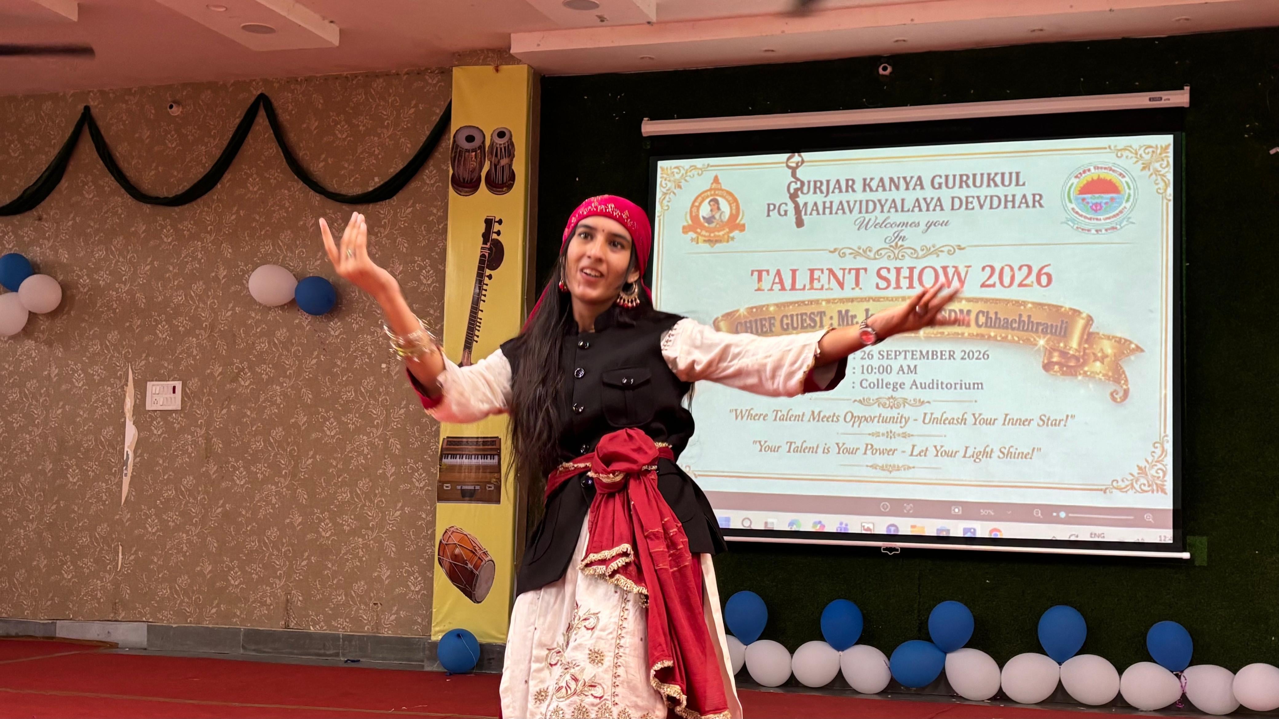 गुर्जर कन्या गुरुकुल देवधर में बनाए गए चित्र दिखातीं छात्राएं। प्रवक्ता गुर्जर कन्या गुरुकुल देवधर में बनाए गए चित्र दिखातीं छात्राएं। प्रवक्ता