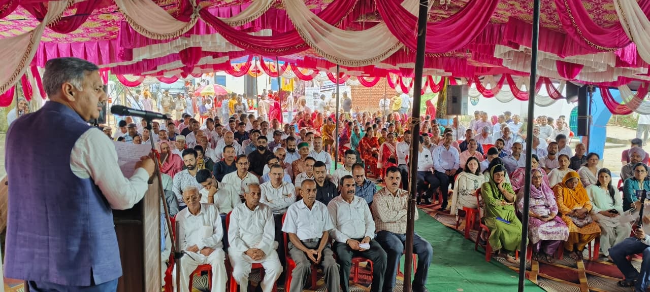 ग्राम पंचायत लद्दा में जन समस्या सुनते मंत्री राजेश धर्माणी। स्रोत: डीपीआरओ