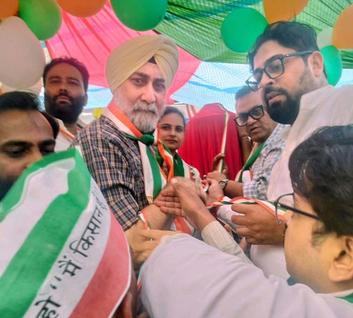 गांव बहादरपुर में शहीद भगत सिंह की प्रतिमा अनावरण कार्यक्रम में उपस्थित लोग। (स्त्रोत ग्रामीण) गांव बहादरपुर में शहीद भगत सिंह की प्रतिमा अनावरण कार्यक्रम में उपस्थित लोग। (स्त्रोत ग्रामीण)