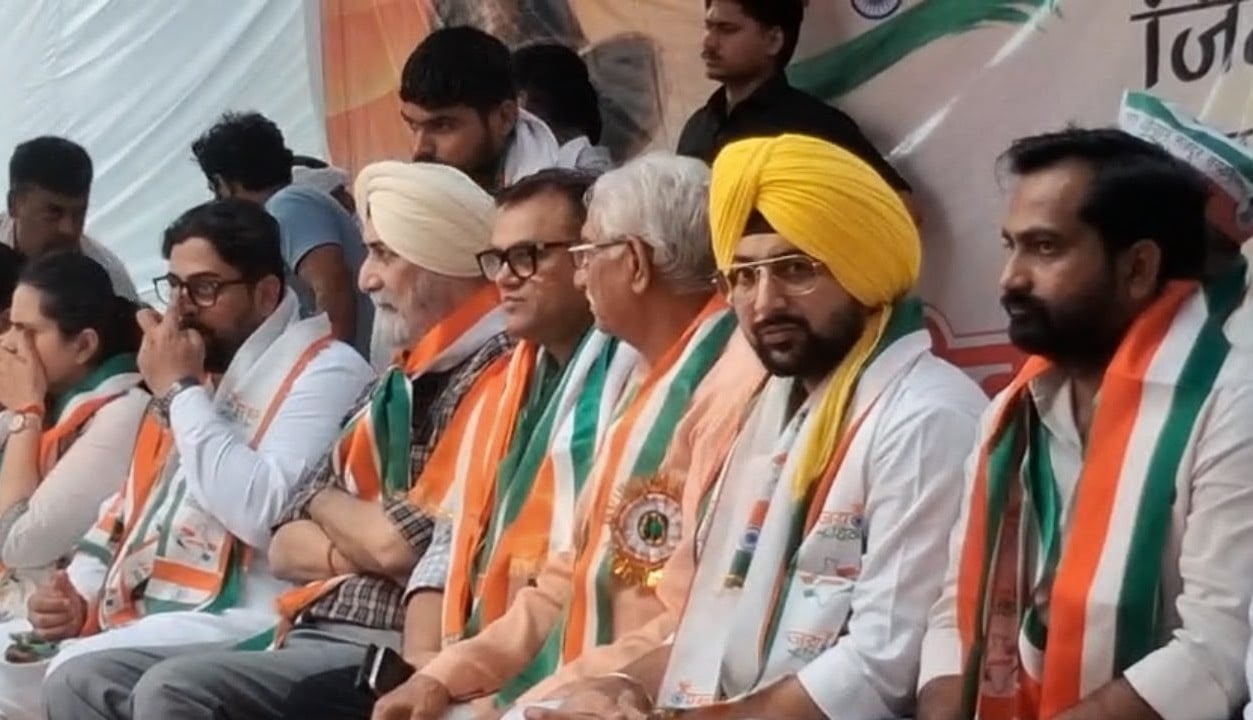 गांव बहादरपुर में शहीद भगत सिंह की प्रतिमा अनावरण कार्यक्रम में उपस्थित लोग। (स्त्रोत ग्रामीण) गांव बहादरपुर में शहीद भगत सिंह की प्रतिमा अनावरण कार्यक्रम में उपस्थित लोग। (स्त्रोत ग्रामीण)