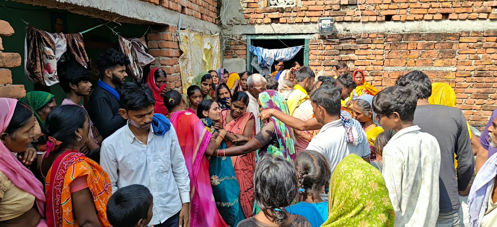 घटनास्थल पर मौजूद भीड़ घटनास्थल पर मौजूद भीड़
