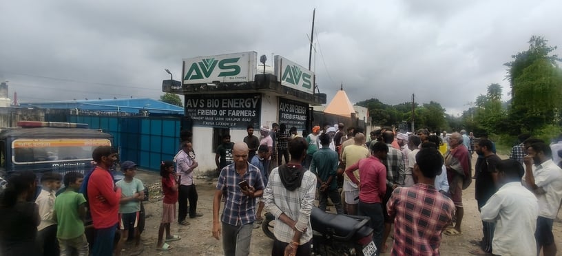 घायल अभिषेक और प्रदर्शन करते ग्रामीण।