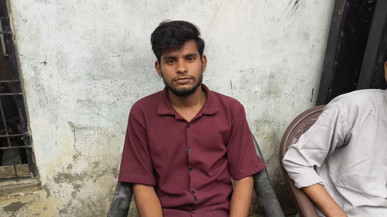 घायल अभिषेक और प्रदर्शन करते ग्रामीण।