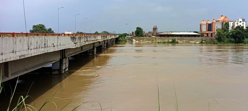 हनुमत धाम मंदिर परिसर में भरा खन्नौत नदी का पानी। संवाद