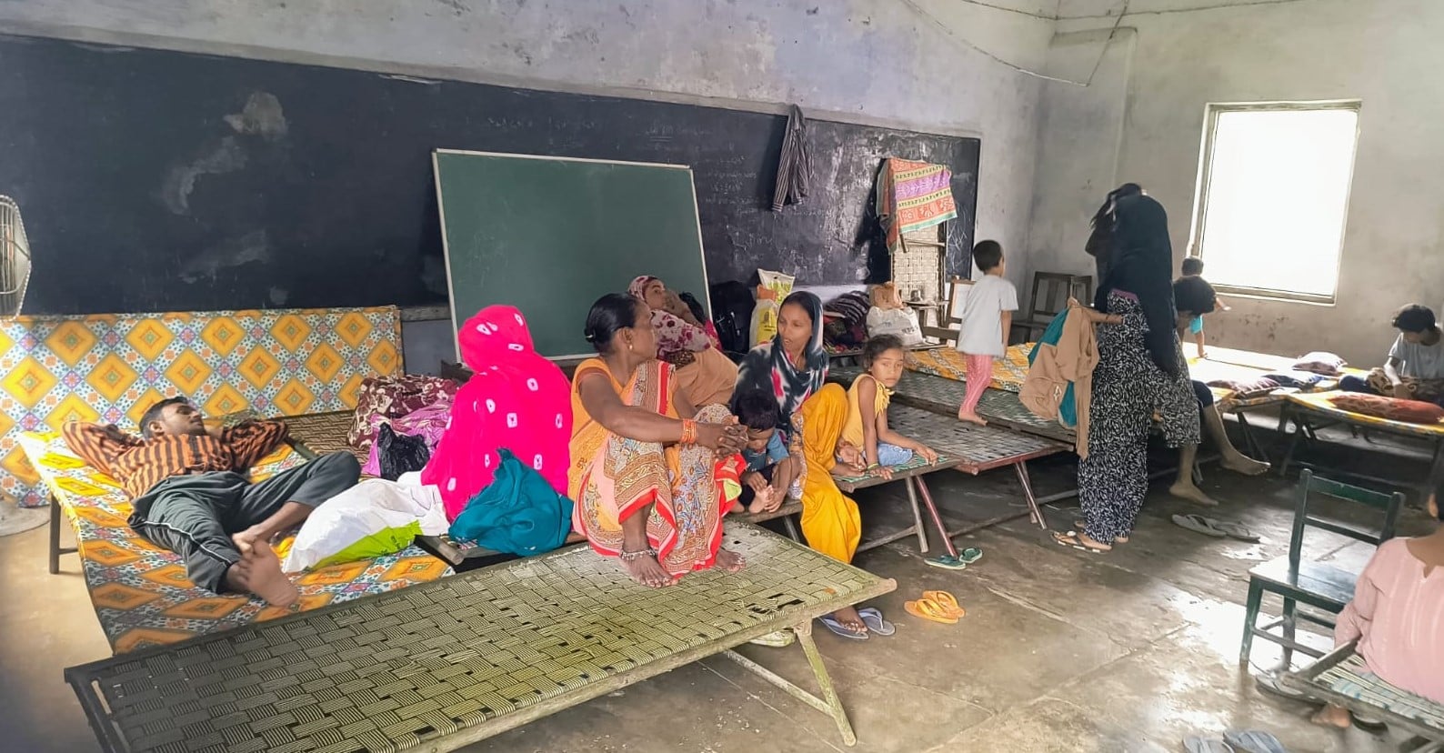 हनुमत धाम मंदिर परिसर में भरा खन्नौत नदी का पानी। संवाद