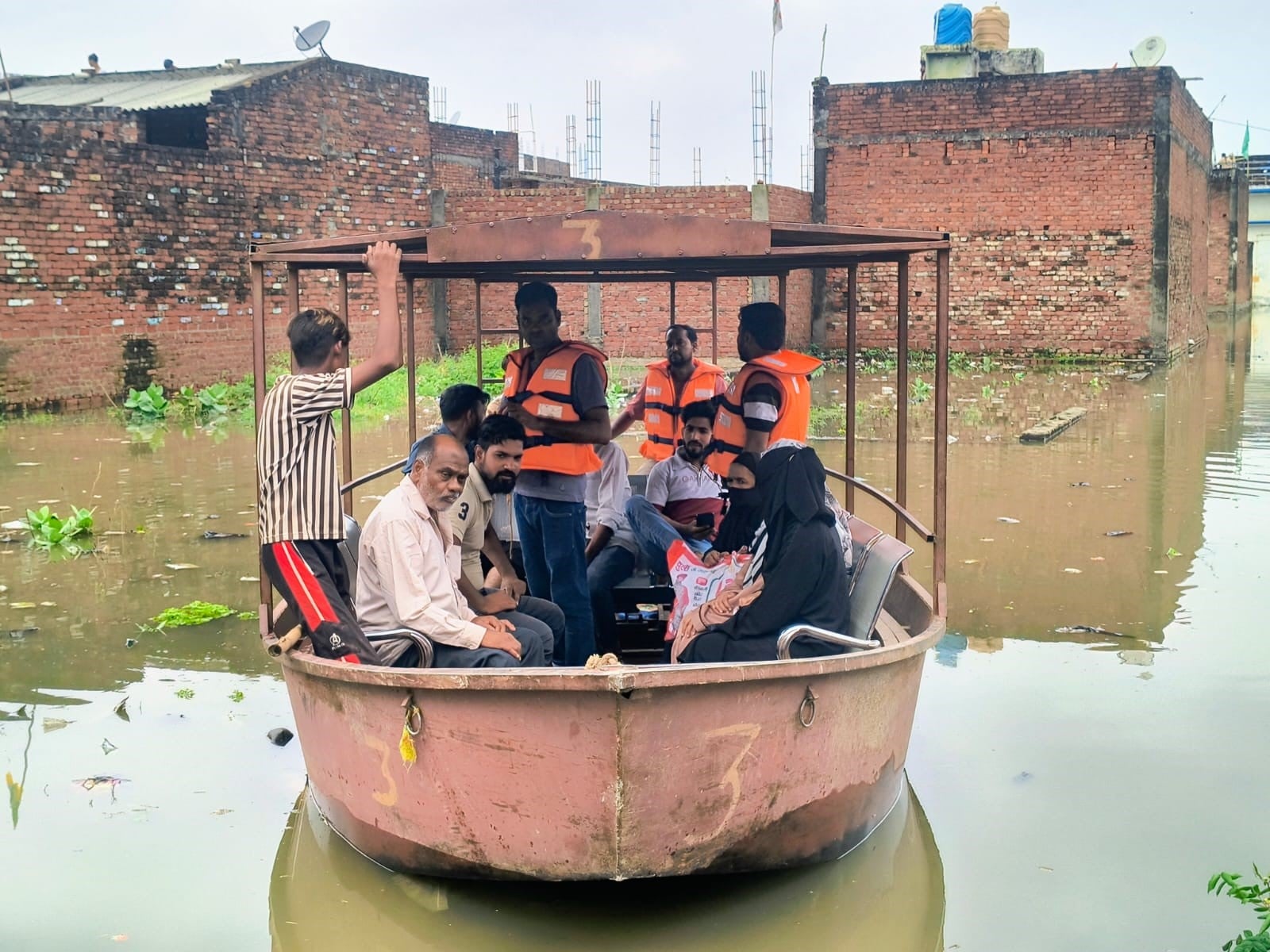 हनुमत धाम मंदिर परिसर में भरा खन्नौत नदी का पानी। संवाद
