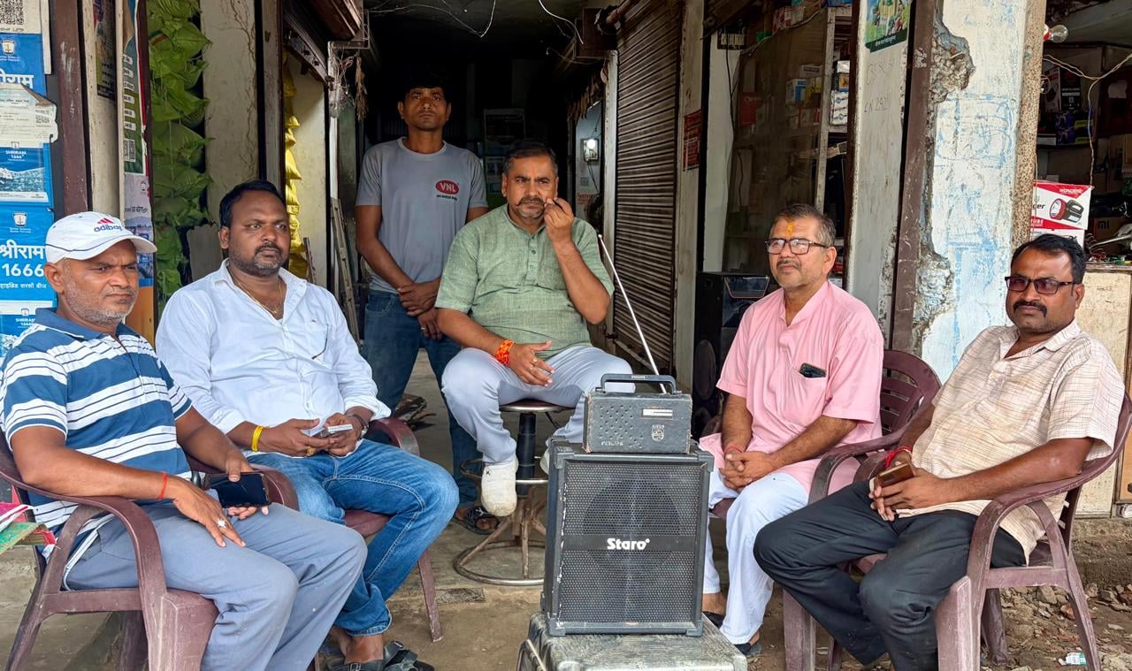 हरखपुर। मऊआइमा में प्रधानमंत्री मन की बात सुनते भाजपा कार्यकर्ता