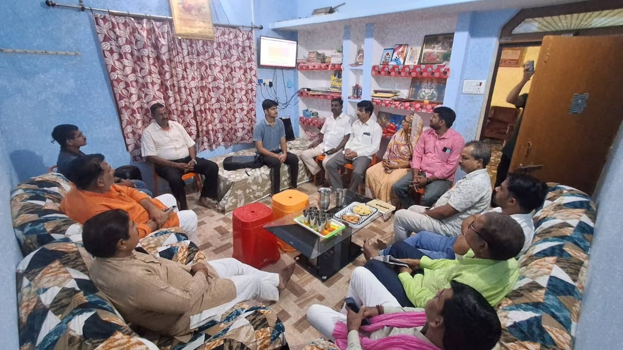 हरखपुर। मऊआइमा में प्रधानमंत्री मन की बात सुनते भाजपा कार्यकर्ता