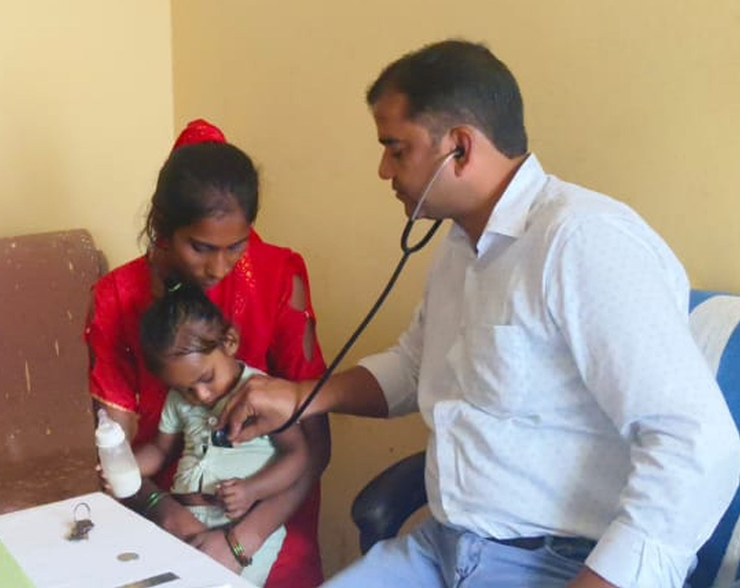हरदी टीकर प्राथमिक स्वास्थ्य केंद्र में आयोजित आरोग्य मेला में बच्चे का इलाज करते चिकित्सक। हरदी टीकर प्राथमिक स्वास्थ्य केंद्र में आयोजित आरोग्य मेला में बच्चे का इलाज करते चिकित्सक।