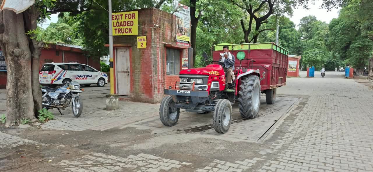 जगाधरी अनाजमंडी में सड़क पर लगी धान की ढेरियां। संवाद जगाधरी अनाजमंडी में सड़क पर लगी धान की ढेरियां। संवाद