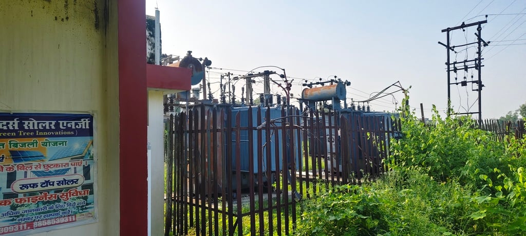 जहूराबाद-बरेसर मार्ग पर गिरी पेड़ की टहनी। संवाद