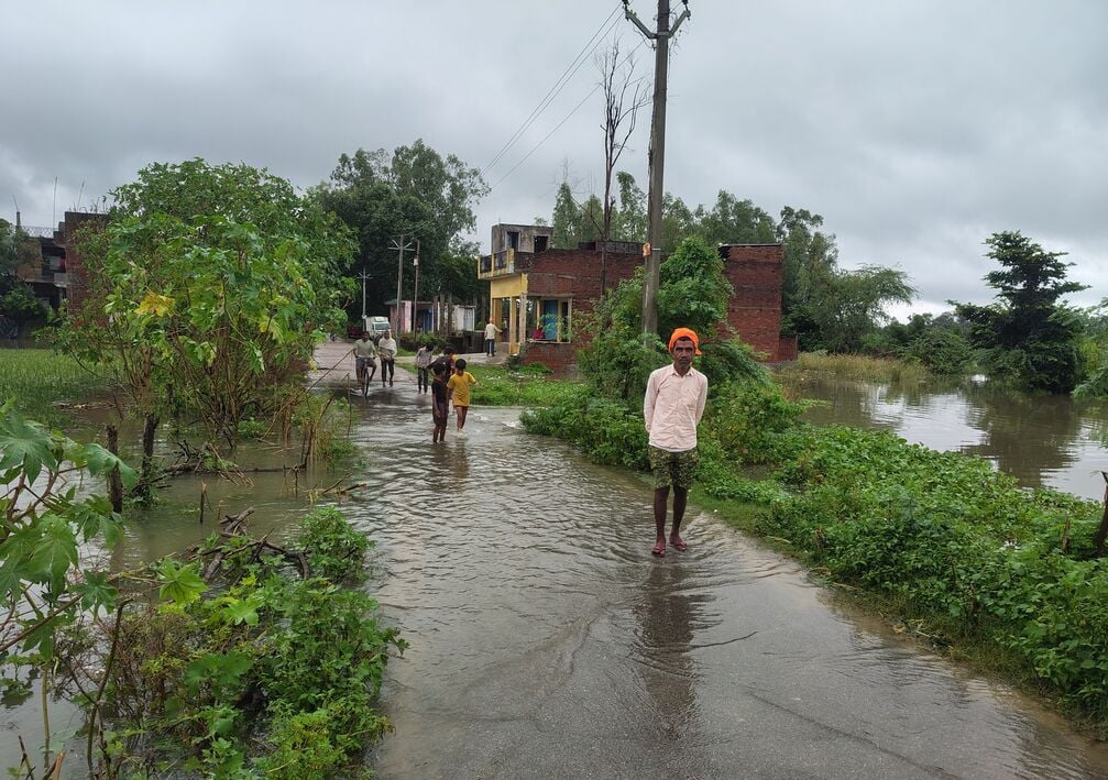 जिला अस्पताल-गदनखेड़ा मार्ग पर जाम लगाए लोगों को समझाते एसडीएम। संवाद