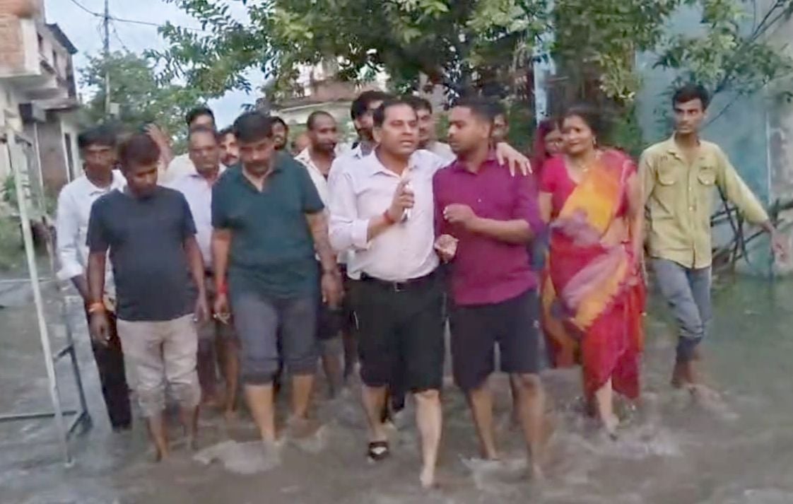 जिला अस्पताल-गदनखेड़ा मार्ग पर जाम लगाए लोगों को समझाते एसडीएम। संवाद