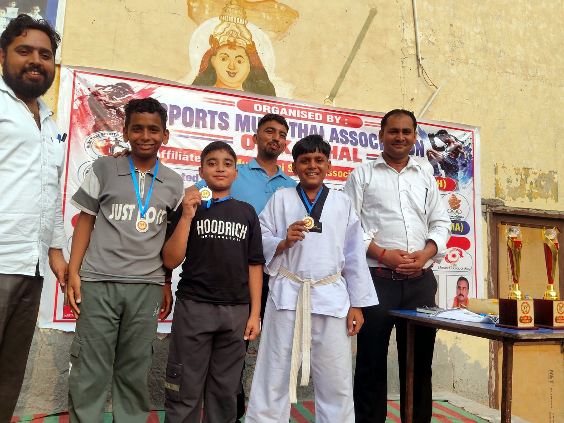 जिला स्तरीय मुआथाई प्रतियोगिता में अव्वल रहने वाले खिलाड़ियों को सम्मानित करते आयोजक। विज्ञप्ति जिला स्तरीय मुआथाई प्रतियोगिता में अव्वल रहने वाले खिलाड़ियों को सम्मानित करते आयोजक। विज्ञप्ति
