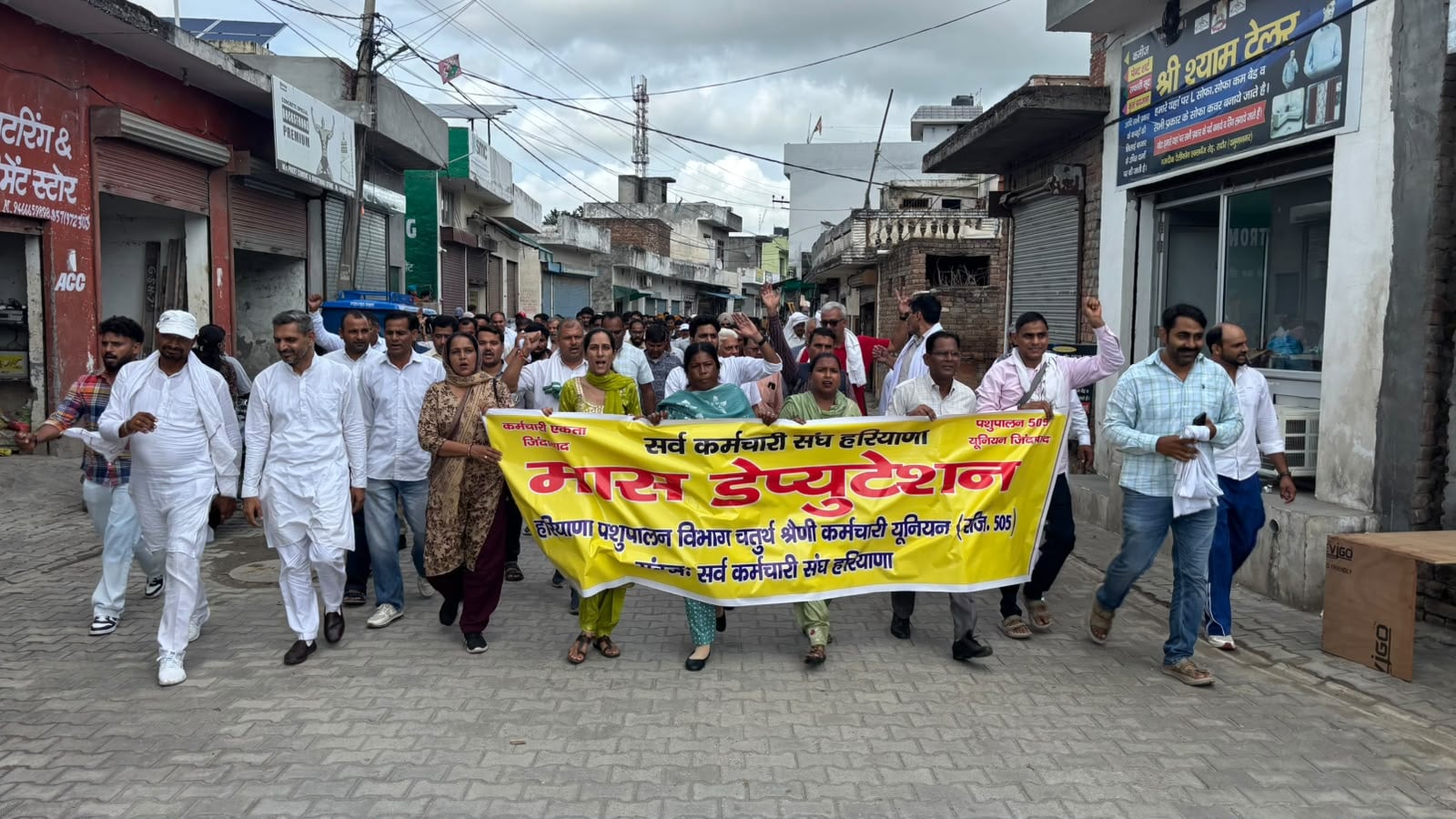 कृषि मंत्री के बेटे को ज्ञापन सौंपते कर्मचारी। प्रवक्ता कृषि मंत्री के बेटे को ज्ञापन सौंपते कर्मचारी। प्रवक्ता