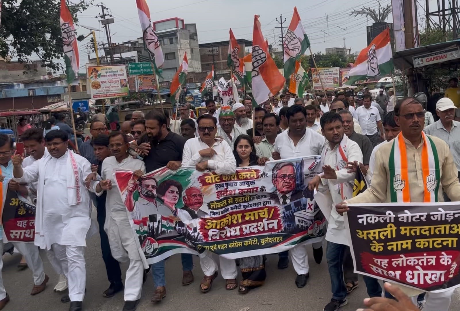 कलक्ट्रेट के गेट पर कांग्रेस कार्यकर्ताओं व पुलिस के बीच हुई झड़प। संवाद