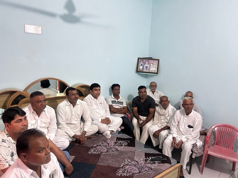 कार्यकर्ताओं के साथ मन की बात कार्यक्रम सुनते हुए भाजपा नेता सतबीर भाणा। विज्ञप्ति कार्यकर्ताओं के साथ मन की बात कार्यक्रम सुनते हुए भाजपा नेता सतबीर भाणा। विज्ञप्ति