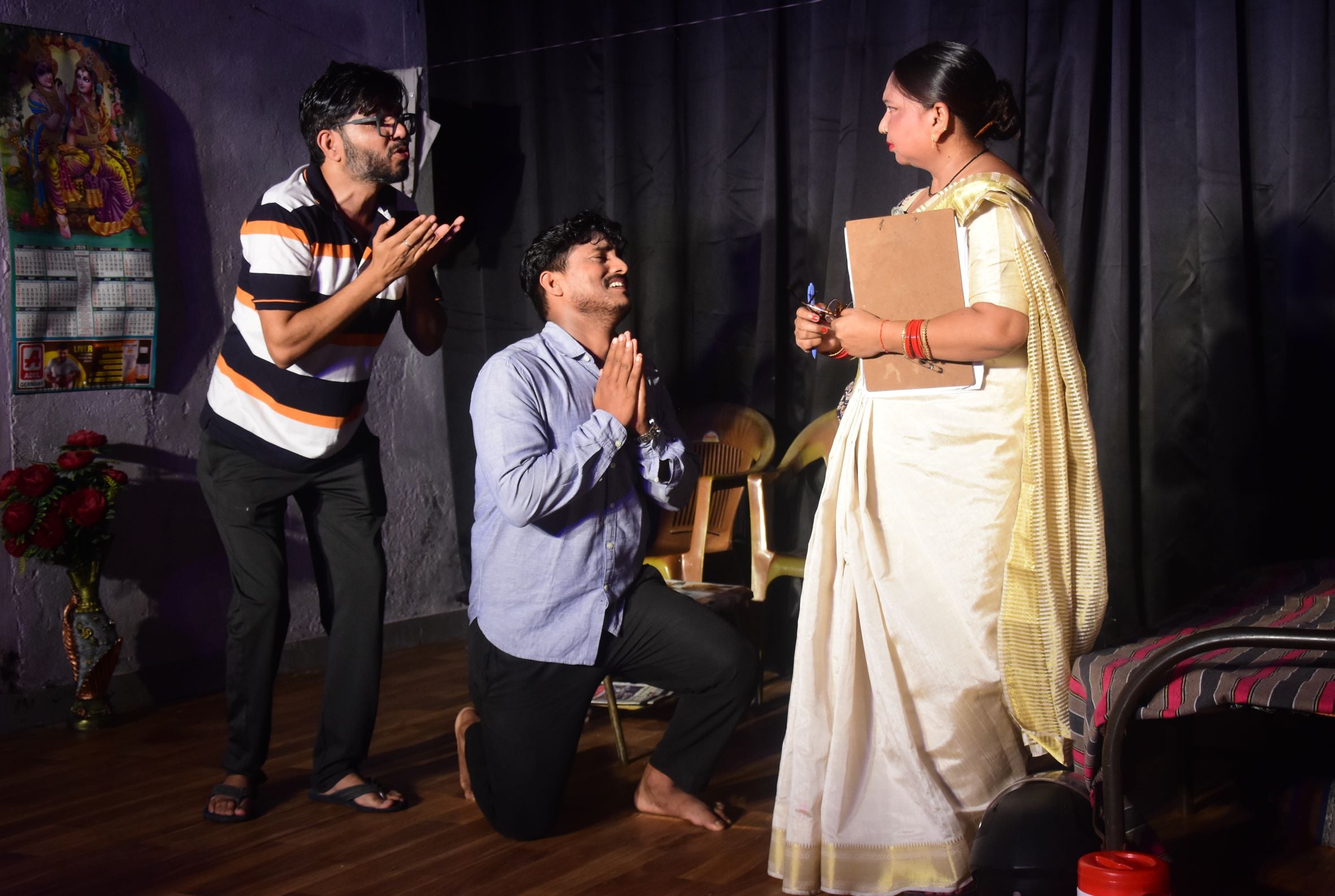 कैसरबाग स्थित बलराज साहनी सभागार नाटक का मंचन करते कलाकार। कैसरबाग स्थित बलराज साहनी सभागार नाटक का मंचन करते कलाकार।