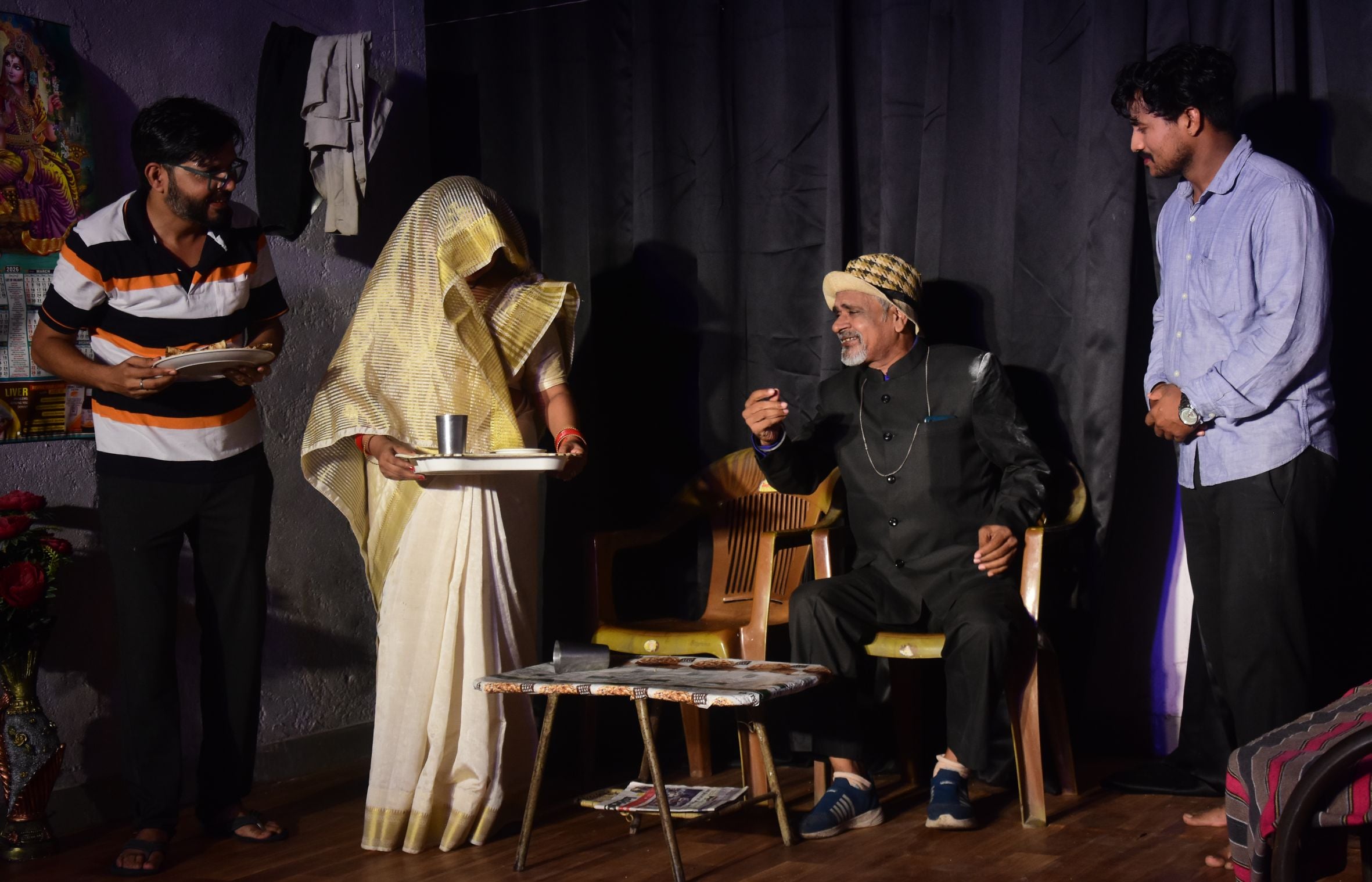 कैसरबाग स्थित बलराज साहनी सभागार नाटक का मंचन करते कलाकार। कैसरबाग स्थित बलराज साहनी सभागार नाटक का मंचन करते कलाकार।