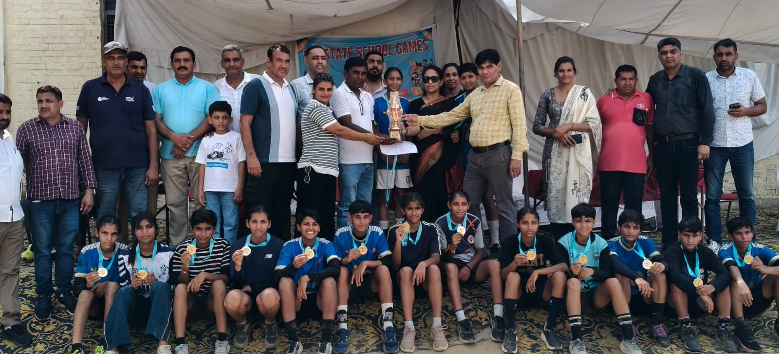 कैथल हैंडबॉल की विजेता टीमों की खिलाड़ी, कोच व अन्य। कोच कैथल हैंडबॉल की विजेता टीमों की खिलाड़ी, कोच व अन्य। कोच