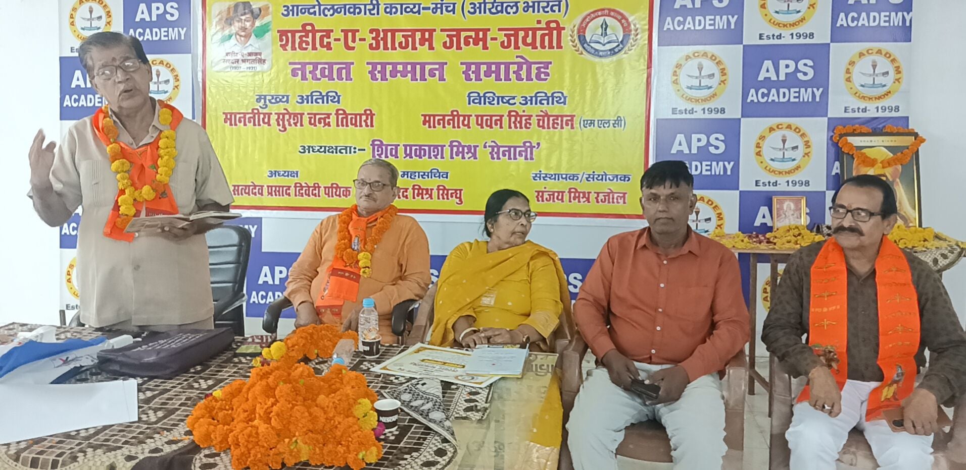 कवि सम्मेलन में कविता पढ़ते कवि संजय मिश्रा रजोल। कवि सम्मेलन में कविता पढ़ते कवि संजय मिश्रा रजोल।
