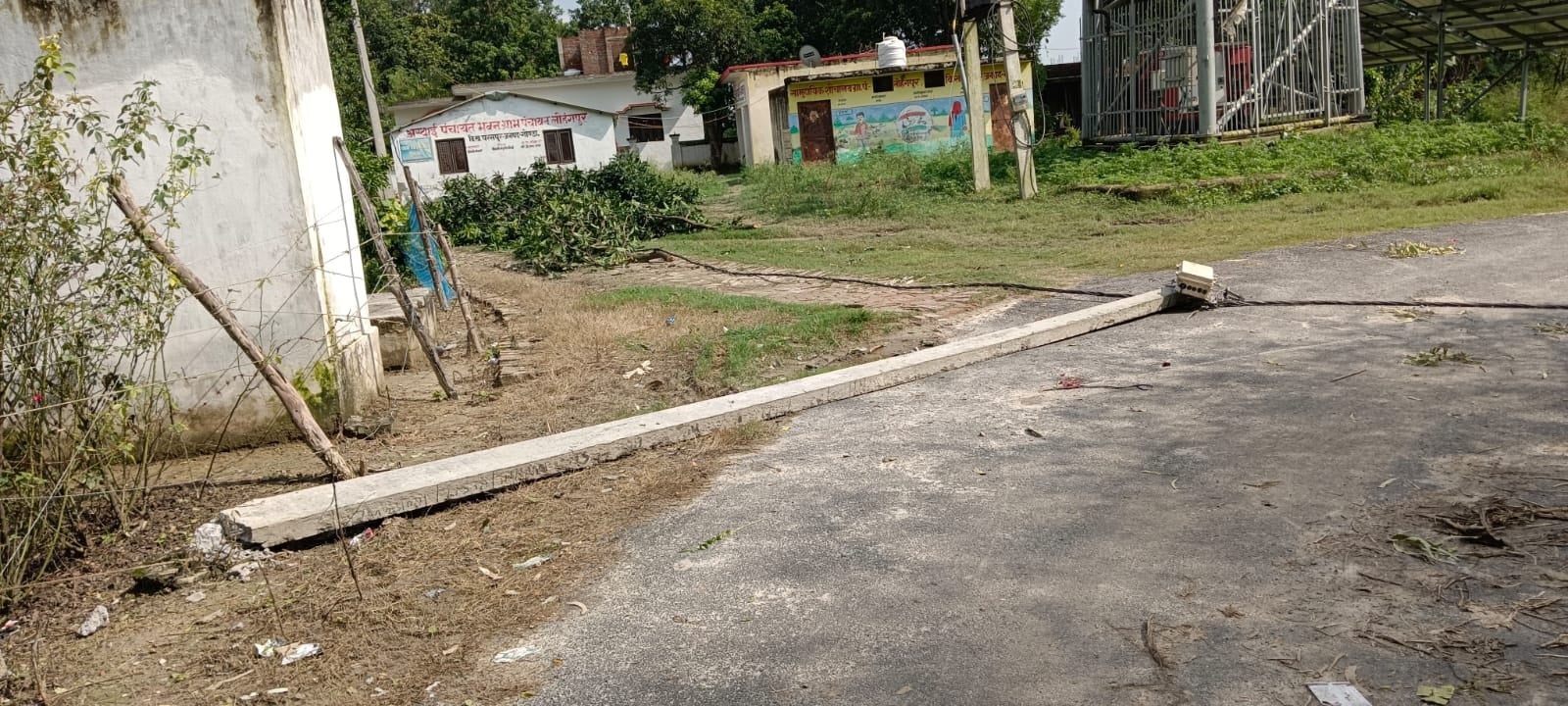 खराब माैसम में टूटे बिजली के पोल और लाइन का निरीक्षण करते पावर काॅर्पोरेशन के एमडी संदीप भागिया खराब माैसम में टूटे बिजली के पोल और लाइन का निरीक्षण करते पावर काॅर्पोरेशन के एमडी संदीप भागिया