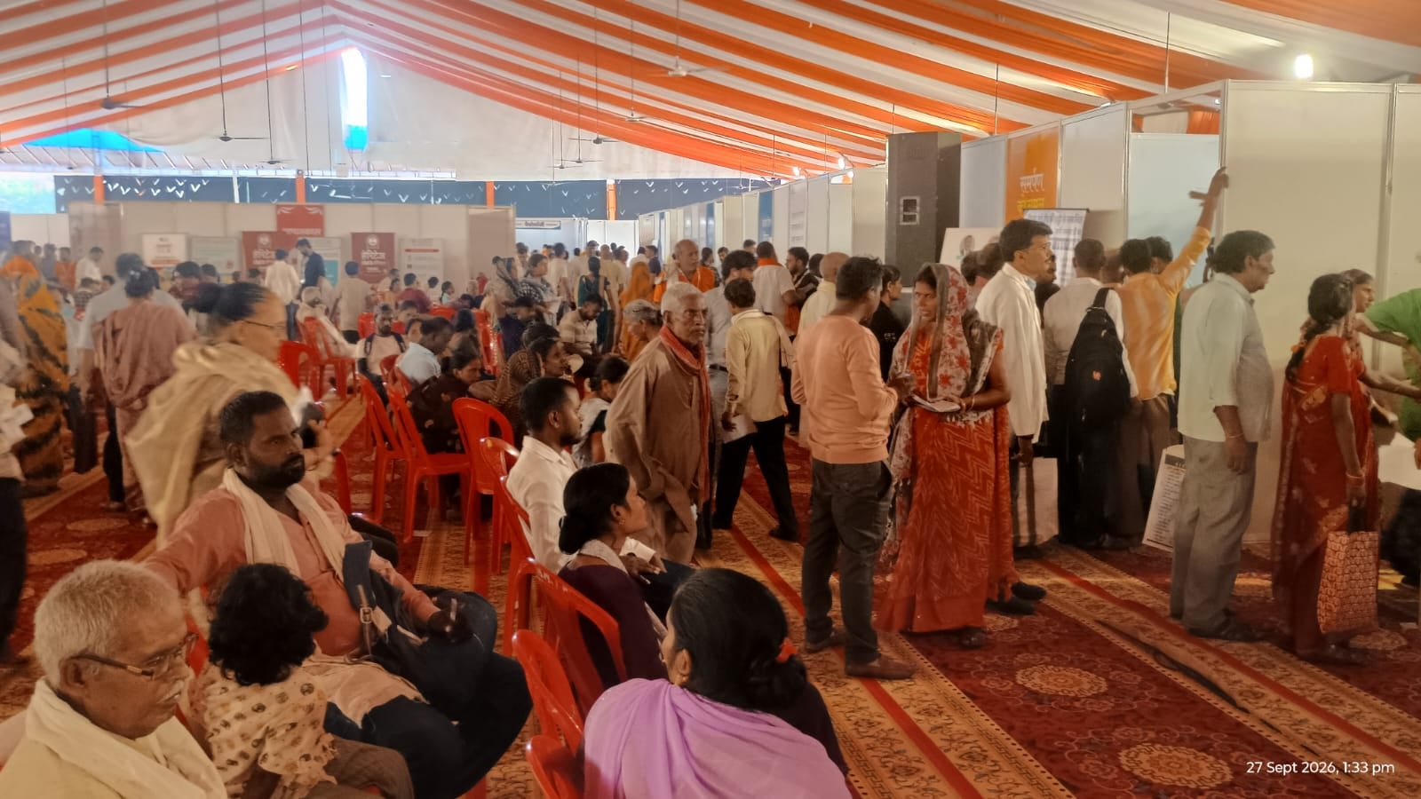 मेडिकल कॉलेज अस्पताल में सर्जरी के बाद मरीजों से हाल लेते भाजपा नेता अभिनव सिन्हा। स्रोत- आयोजक मेडिकल कॉलेज अस्पताल में सर्जरी के बाद मरीजों से हाल लेते भाजपा नेता अभिनव सिन्हा। स्रोत- आयोजक