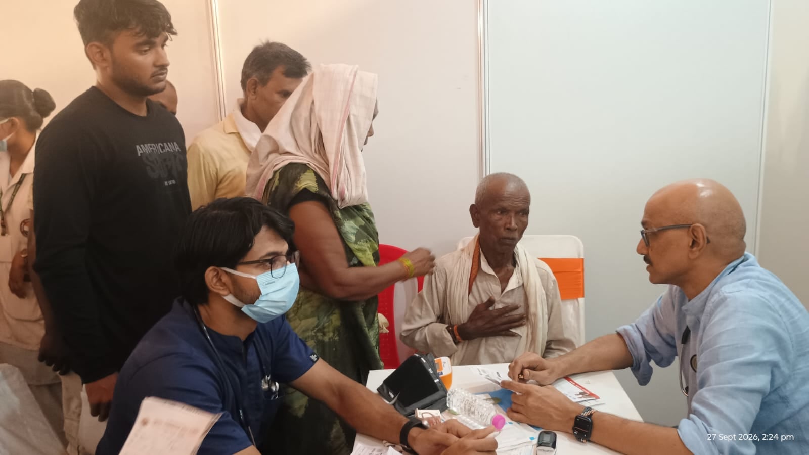 मेडिकल कॉलेज अस्पताल में सर्जरी के बाद मरीजों से हाल लेते भाजपा नेता अभिनव सिन्हा। स्रोत- आयोजक मेडिकल कॉलेज अस्पताल में सर्जरी के बाद मरीजों से हाल लेते भाजपा नेता अभिनव सिन्हा। स्रोत- आयोजक