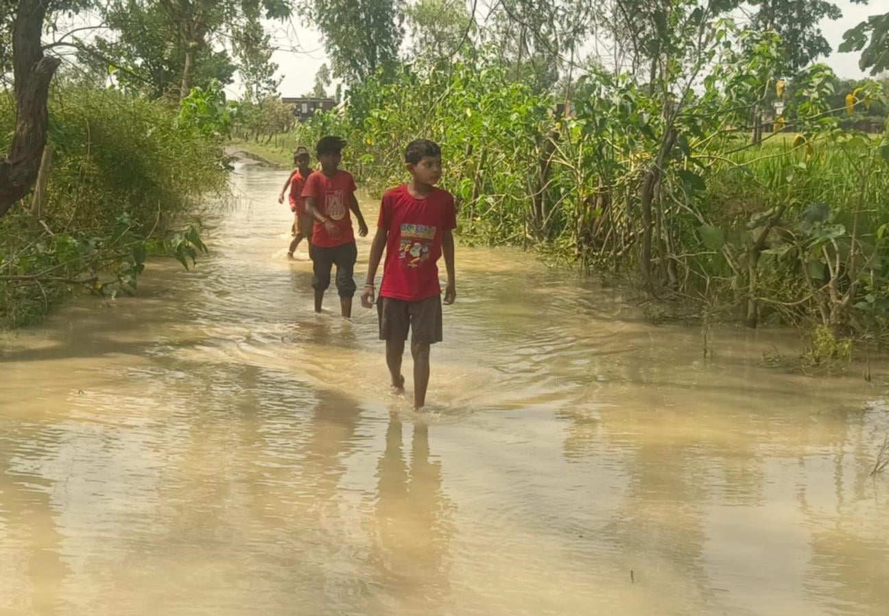 महिलाओं को रेस्क्यू कर नाव से उतारते एसडीआरएफ कर्मी व वीरपुर गांव में भरे पानी के बीच से निकलत महिलाओं को रेस्क्यू कर नाव से उतारते एसडीआरएफ कर्मी व वीरपुर गांव में भरे पानी के बीच से निकलत