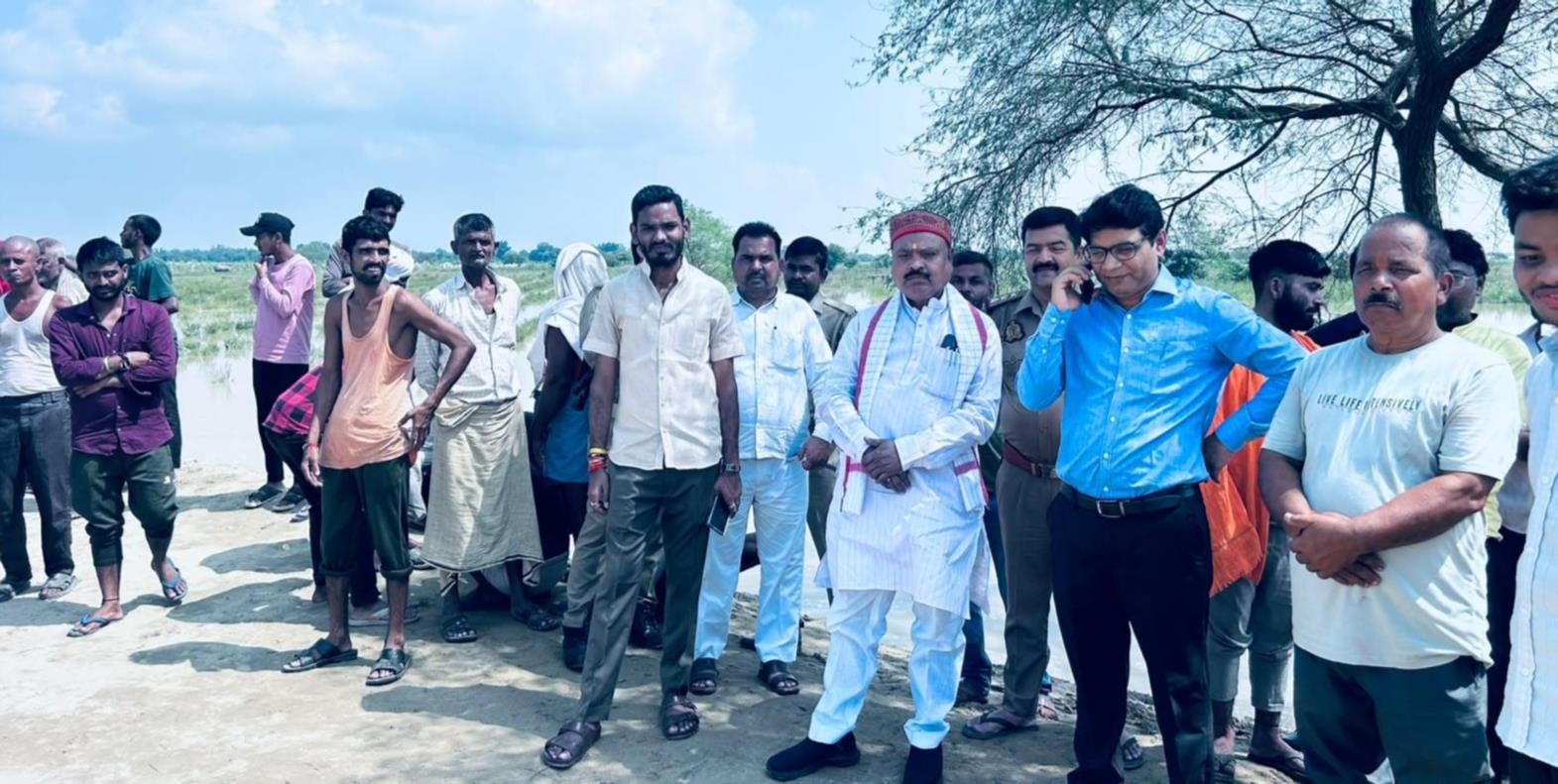 महिलाओं को रेस्क्यू कर नाव से उतारते एसडीआरएफ कर्मी व वीरपुर गांव में भरे पानी के बीच से निकलत महिलाओं को रेस्क्यू कर नाव से उतारते एसडीआरएफ कर्मी व वीरपुर गांव में भरे पानी के बीच से निकलत