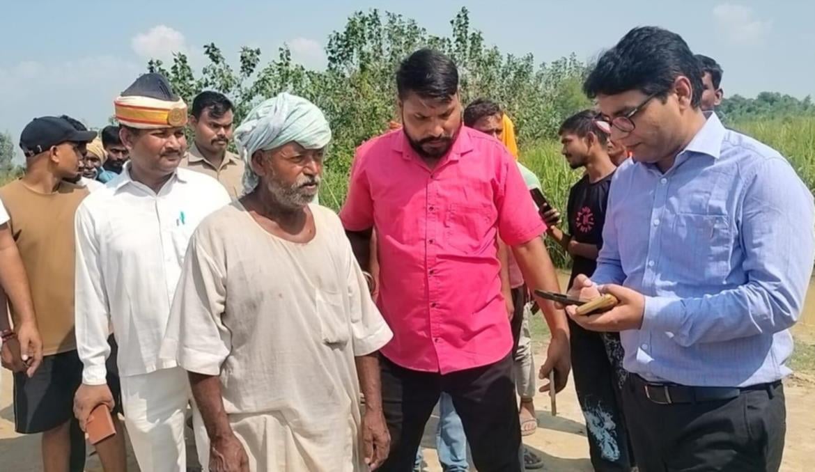 महिलाओं को रेस्क्यू कर नाव से उतारते एसडीआरएफ कर्मी व वीरपुर गांव में भरे पानी के बीच से निकलत महिलाओं को रेस्क्यू कर नाव से उतारते एसडीआरएफ कर्मी व वीरपुर गांव में भरे पानी के बीच से निकलत