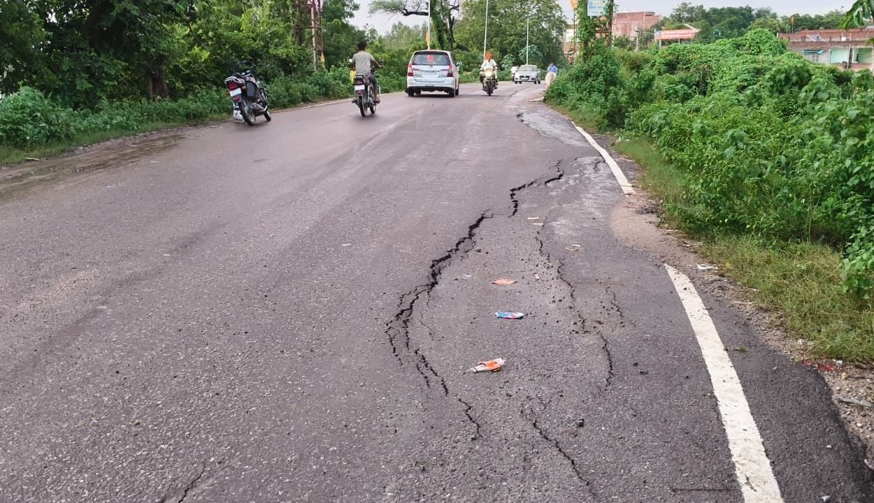 मोहान में सई नदी पर बने पुल के धंसे अप्रोच मार्ग को दिखाता युवक। संवाद