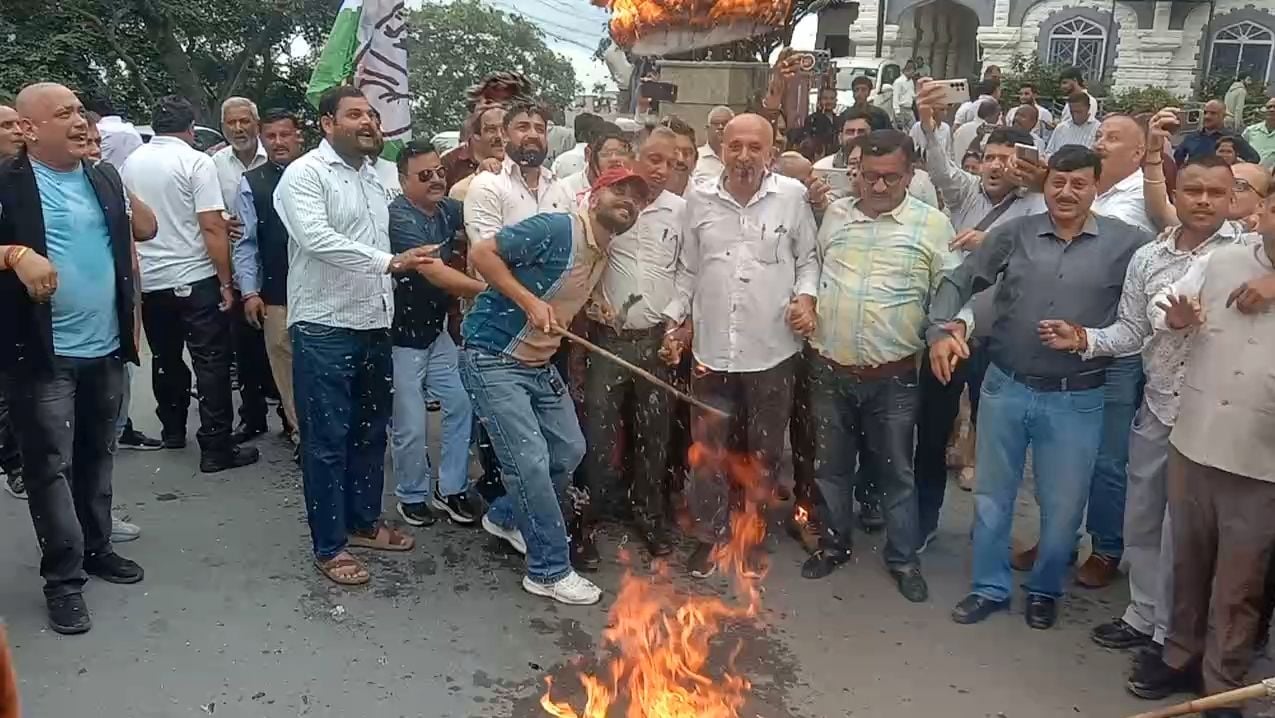 नाहन में उपायुक्त कार्यालय के गेट के बाहर धरने पर बैठकर नारेबाजी करते कांग्रेसी। संवाद नाहन में उपायुक्त कार्यालय के गेट के बाहर धरने पर बैठकर नारेबाजी करते कांग्रेसी। संवाद