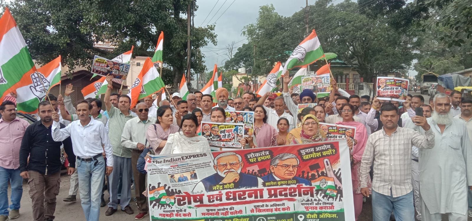 नाहन में उपायुक्त कार्यालय के गेट के बाहर धरने पर बैठकर नारेबाजी करते कांग्रेसी। संवाद नाहन में उपायुक्त कार्यालय के गेट के बाहर धरने पर बैठकर नारेबाजी करते कांग्रेसी। संवाद