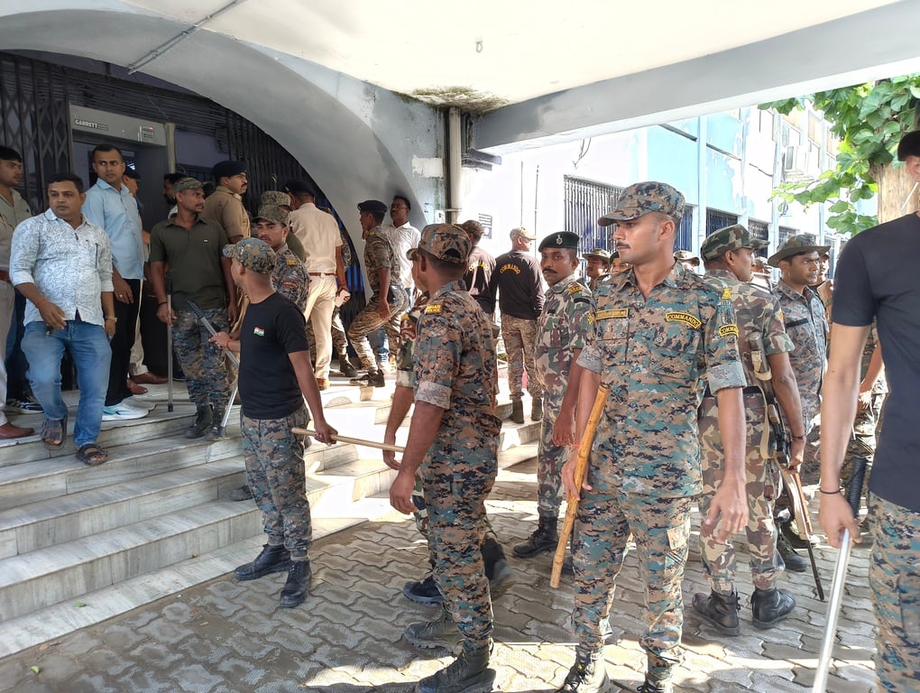 नंदन यादव को पेसी के लिए कोर्ट ले जाती पुलिस